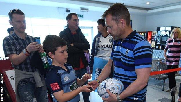 Danny Wilson signs an autograph for a young fan