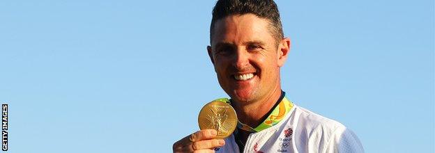 Justin Rose of Great Britain celebrates with the gold medal after winning in the final round of men's golf on Day 9 of the Rio 2016 Olympic Games at the Olympic Golf Course on August 14, 2016 in Rio de Janeiro, Brazil. (Photo by Scott Halleran/Getty Images)