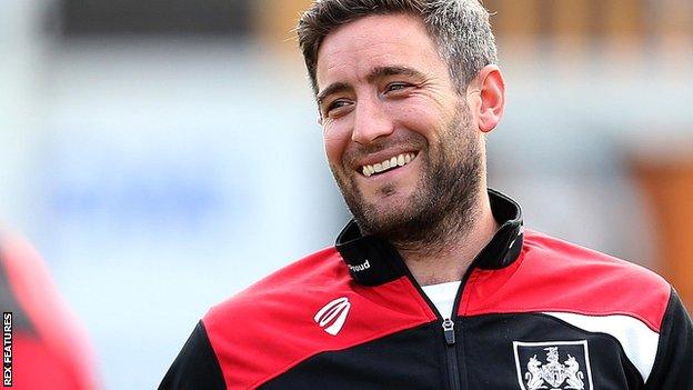 Lee Johnson oversees Bristol City training