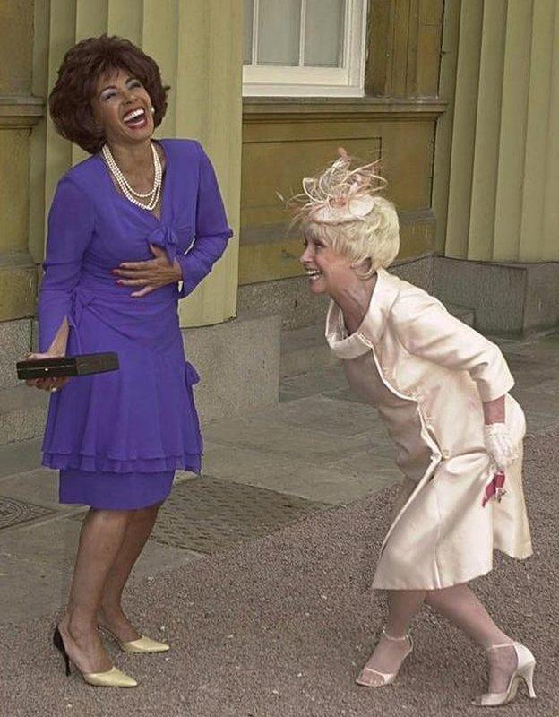 Shirley Bassey gyda Barbara Windsor wedi cael ei gwneud yn Dame gan y Frenhines