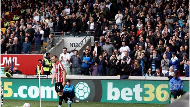 Tottenham fans clapping Christian Eriksen as he takes a corner