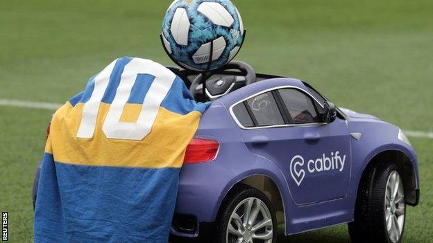 A special remote control car drove the match ball onto the pitch