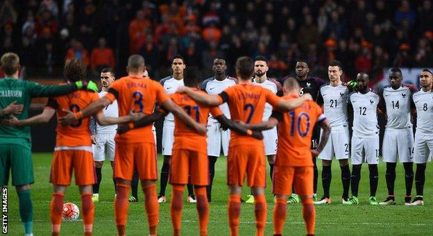 Johan Cruyff tribute during Netherlands v France