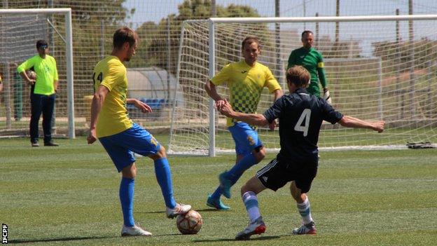 Ukraine players pass ball against Argentina