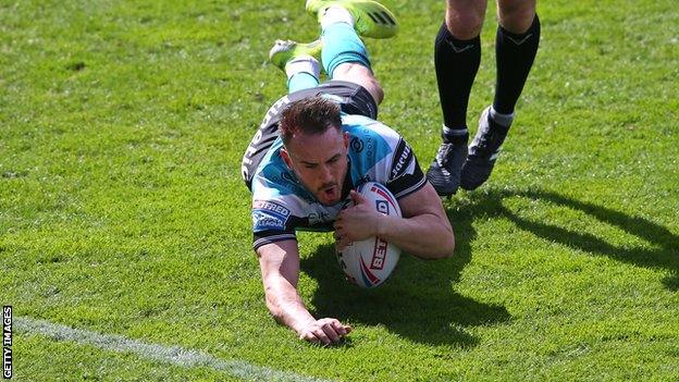 Josh Reynolds scores for Hull FC against Salford Red Devils