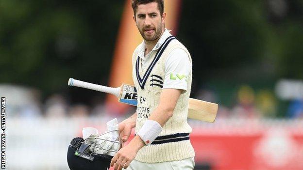 Middlesex's seemingly slim final-day hopes against Gloucestershire rest on Stevie Eskinazi, not out overnight on 48