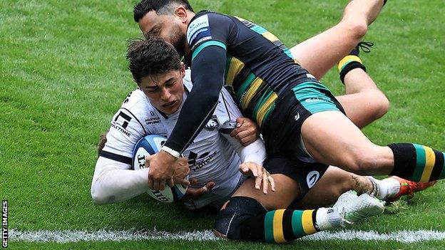 Louis Rees-Zammit scores a try