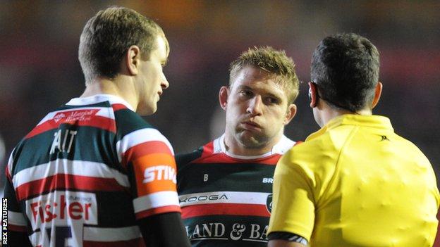 Tom Youngs (centre)