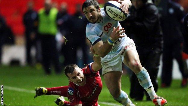 Marc Andreu evades Gareth Davies to score for Racing 92