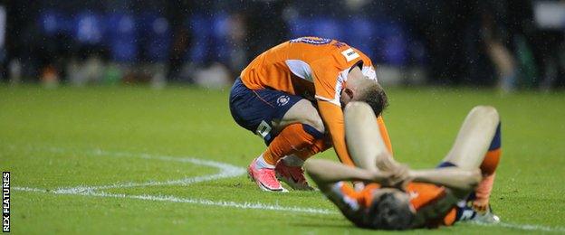 Luton Town players at the final whistle