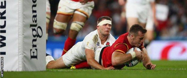 Gareth Davies scores a try for Wales against England