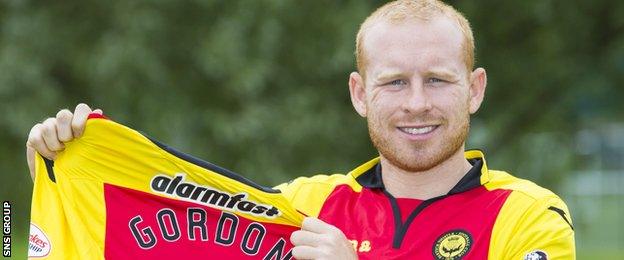 Ziggy Gordon shows off his new Partick Thistle kit