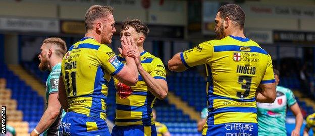 Warrington celebrate Ben Currie's try