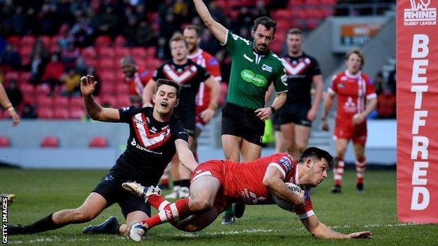 Niall Evalds scores a try against London Broncos