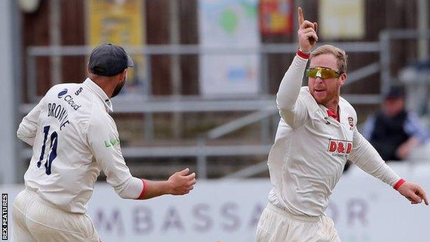 Essex spinner Simon Harmer