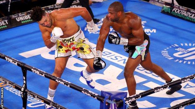 Joe Joyce avoids a punch from Daniel Dubois