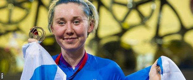 Katie Archibald celebrates her bronze medal at the Commonwealth Games