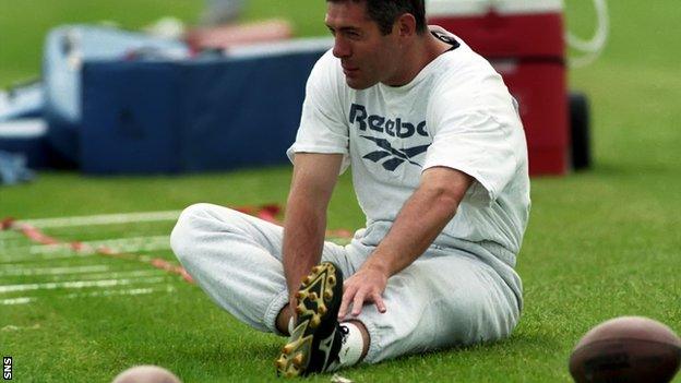 Gavin Hastings trains with the Scottish Claymores in 1996