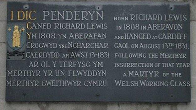 Plac i goffau Dic Penderyn tu allan i Lyfrgell Merthyr Tudful