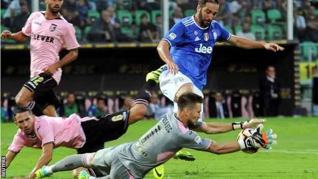 Juventus forward Gonzalo Higuain in action against Palermo goalkeeper Josip Posavec