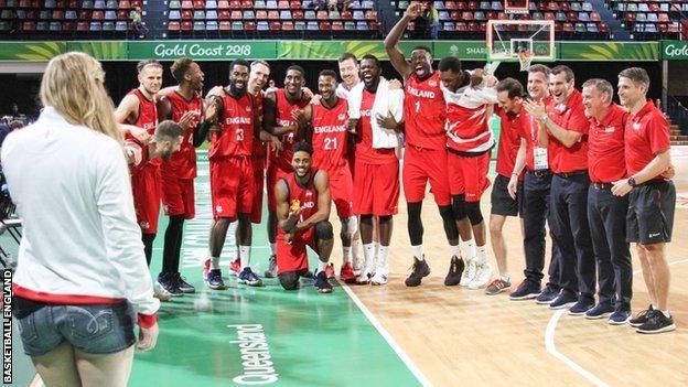 England basketballer proposes to his girlfriend