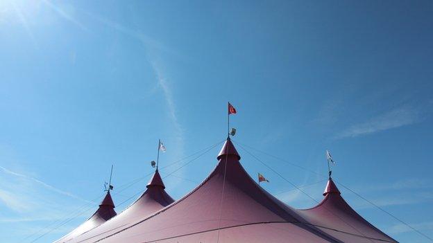 Y Pafiliwn Pinc yn cael diwrnod bendigedig ar beth allai fod ei Eisteddfod olaf // The pink pavilion enjoys a final sunny day. This could be its last Eisteddfod