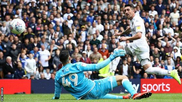 Pablo Hernandez scores for Leeds