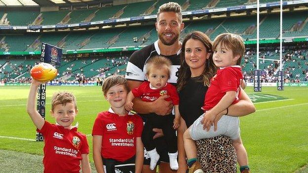 Rhys Webb gyda'i bartner Delyth a'u meibion Regan, 8, Jesse, 4, a Remi, 1