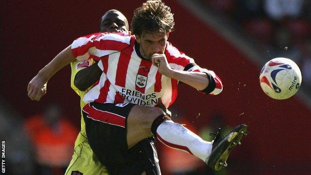 Claus Lundekvam in action for Southampton