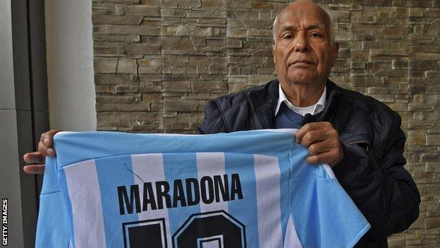 Ali Bin Nasser with a signed shirt presented to him by Diego Maradona