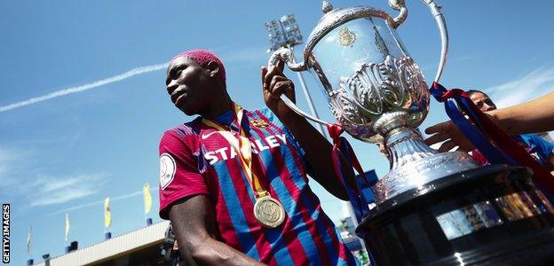 Asisat Oshoala with the Copa de la Reina trophy