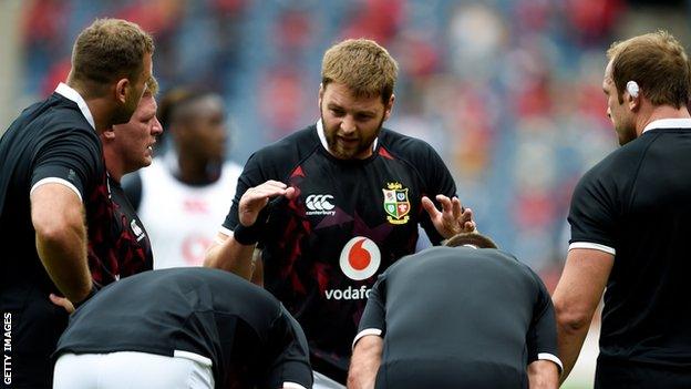 Iain Henderson talks to a group of Lions players