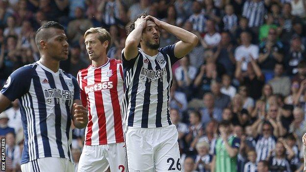 Ahmed Hegazi (centre)