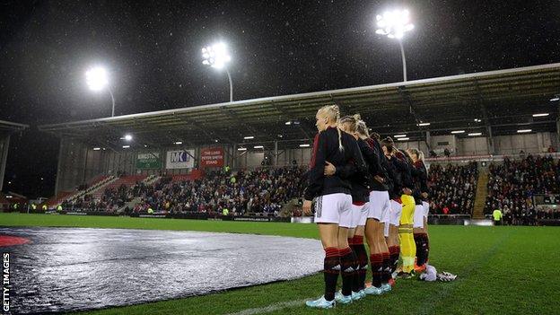Manchester United lining up before the match