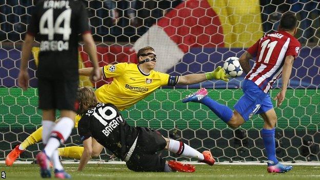 Bernd Leno denies Angel Correa