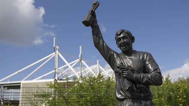 Gordon Banks statue