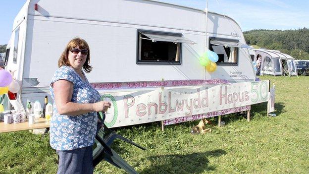 Nôl ar y maes carafannau, mae Eirian Jones o Langwm yn dathlu penblwydd arbennig. Mae cliw am ei hoedran yn y llun // Back at the caravan park, Eirian Jones from Llangwm celebrates a special birthday. We won't divulge her age, but there's a clue in the picture