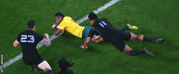 Tevita Kuridrani scores Australia's second try