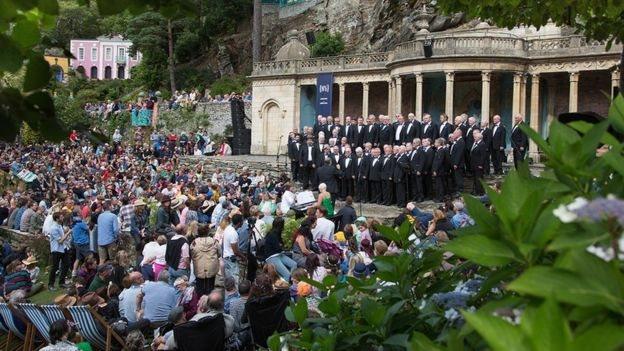 Robin yw Rheolwr Gyfarwyddwr Portmeirion, cartre blynyddol Gŵyl Rhif 6