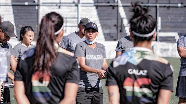 Paula Navarro talking to her team after a match