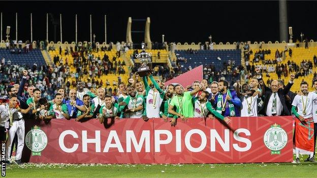 Raja Casablanca lifting the African Super Cup