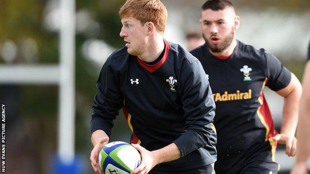 Rhys Patchell in training with Wales