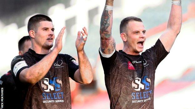 Charly Runciman (left), Kevin Brown (right)