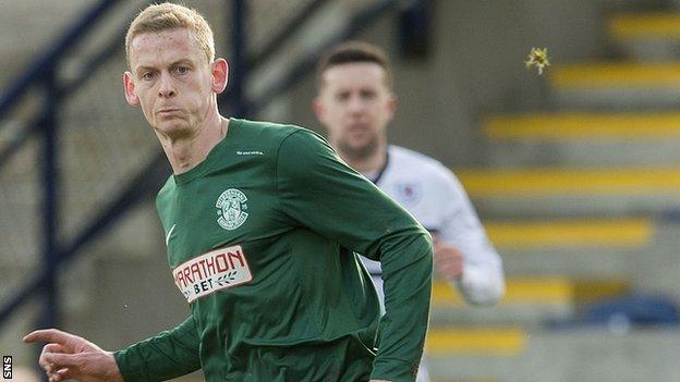 Scott Robertson in action for Hibernian