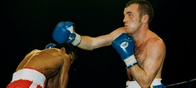 Barry Jones (R) beat Wilson Palacio of Columbia to win the vacant WBO super featherweight title in 1997