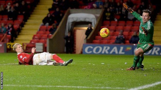 Charlton's Simon Makienok shoots past goalkeeper Dorus de Vries to make it 1-1 against Nottingham Forest