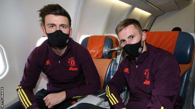 Man Utd defender Harry Maguire (l) and goalkeeper Dean Henderson