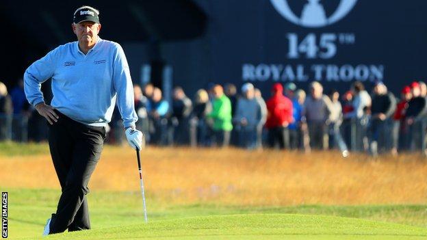 Colin Montgomerie takes a rest during his round