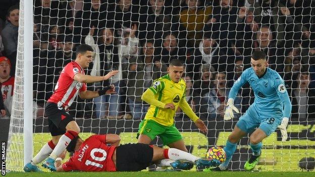 Che Adams scores for Southampton