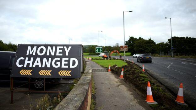 Irish border with a sign for bureau de change